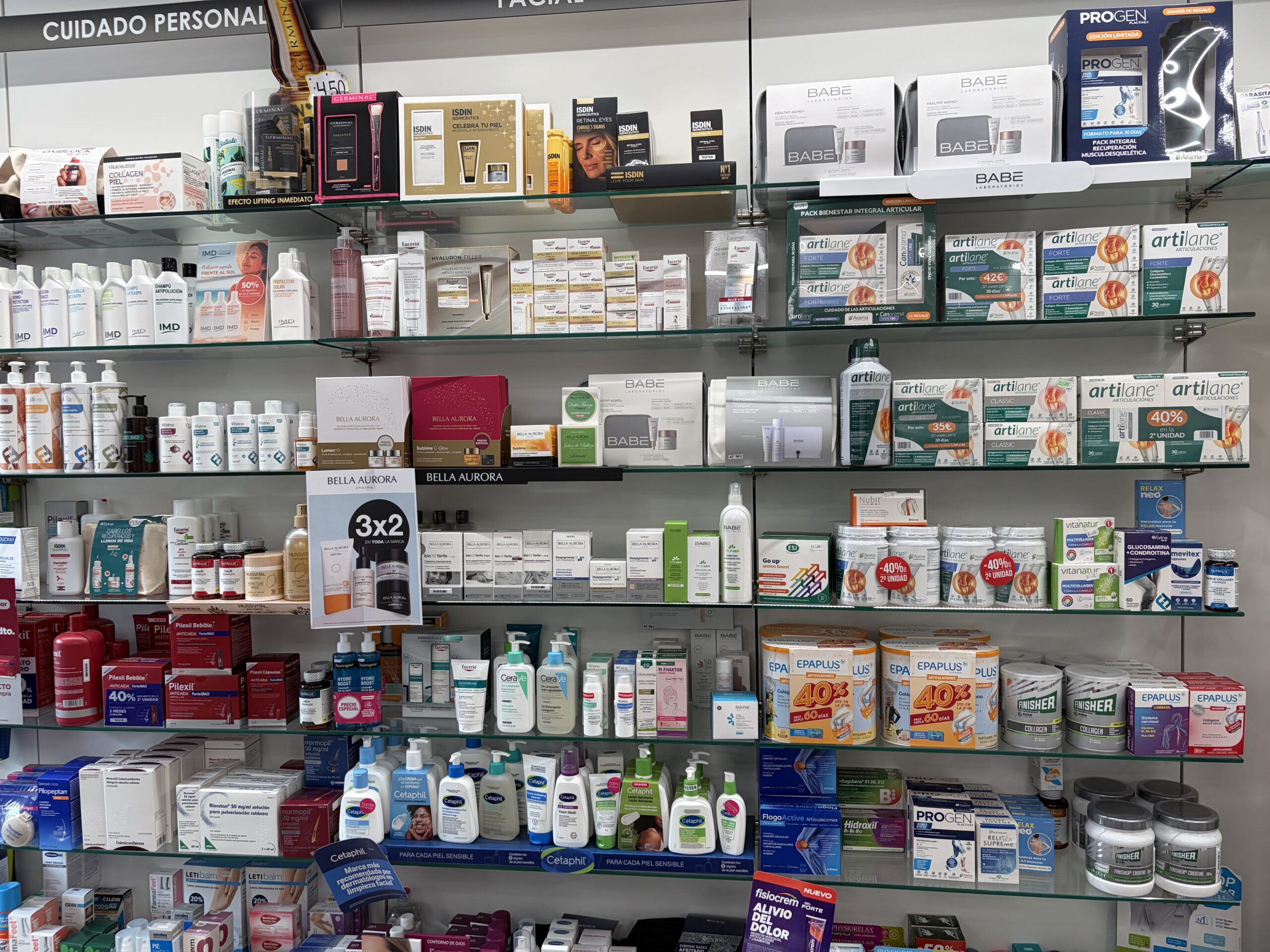 Zona de exposición de productos de Farmacia González Palacios